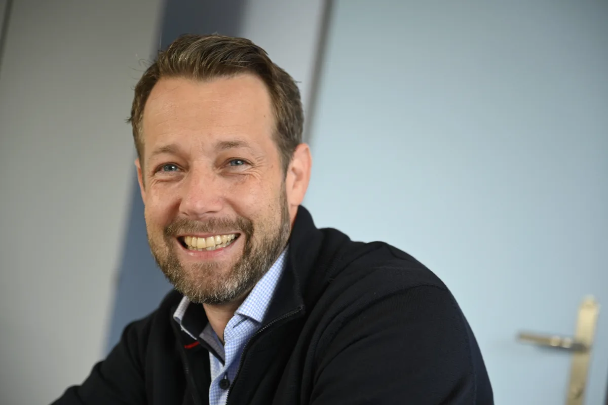 Ein Mann sitzt an einem Tisch.